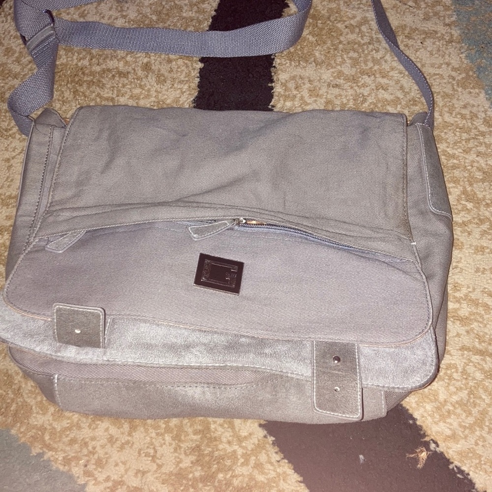 (Guess) NWOT GREY CROSSBODY